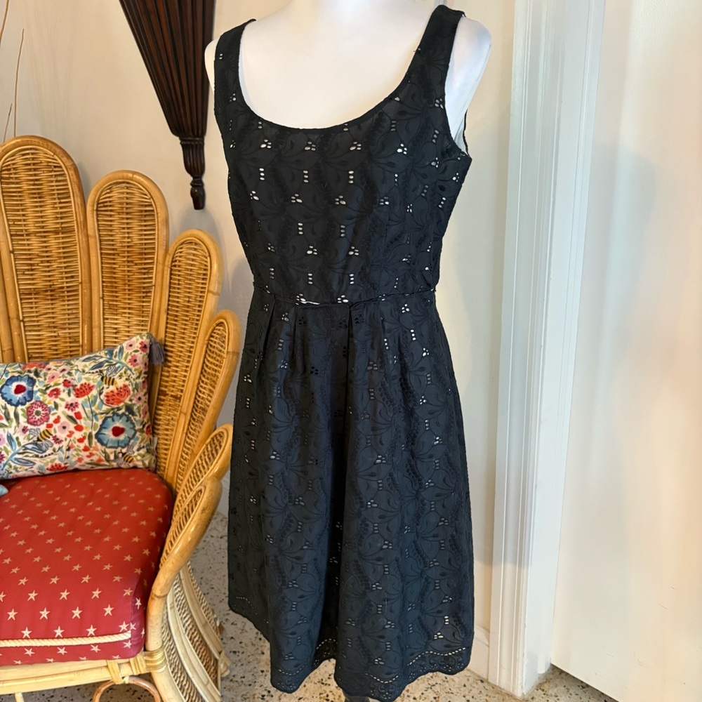 TAHARI Black Cotton Eyelet Sleeveless Dress! Lined White! Excellent condition. 6